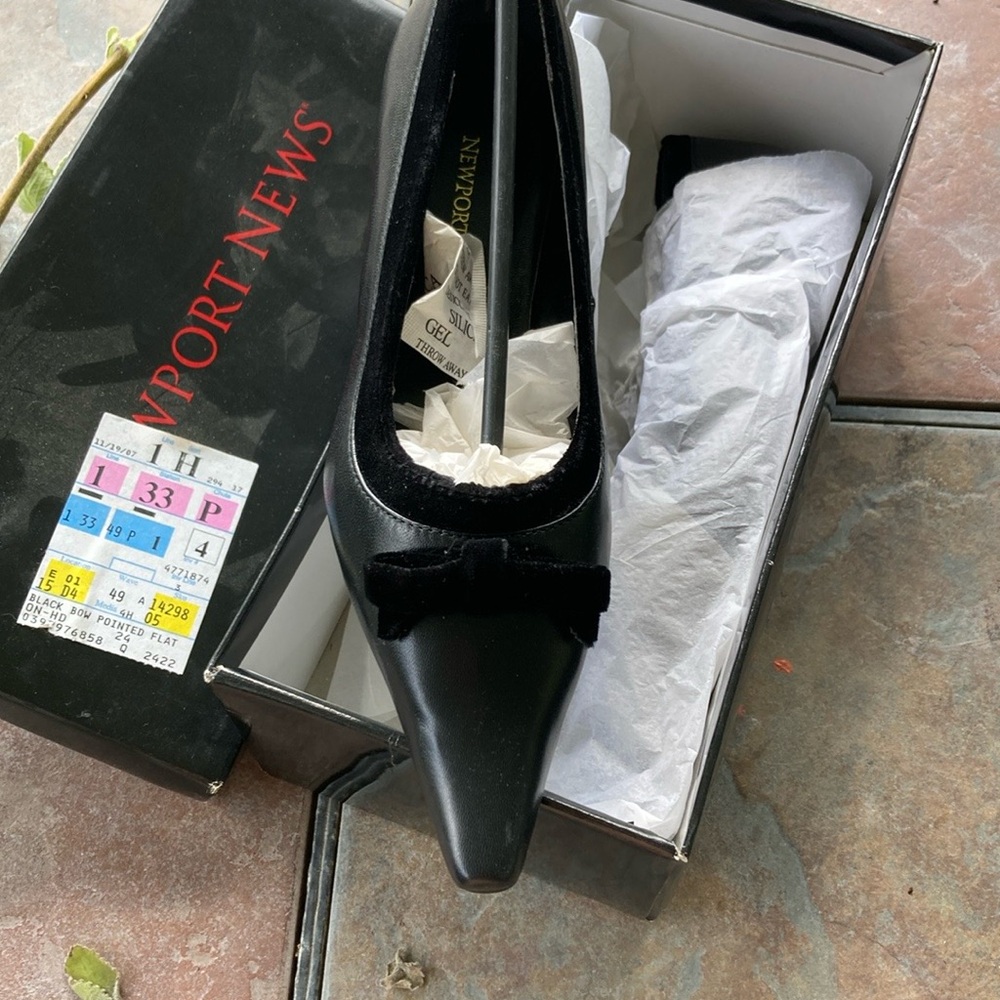 NWT Newport News  Black , Bow and Pointed-Toe Flats Vintage
Find!